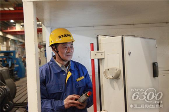 徐工事业部装配分厂员工罗道强获评企业首席技师