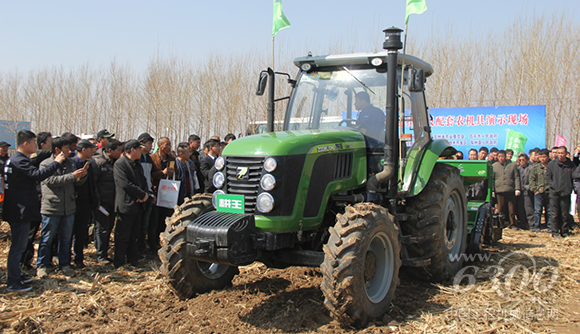 中联重科耕王系列国Ⅲ排放拖拉机产品正在作业
