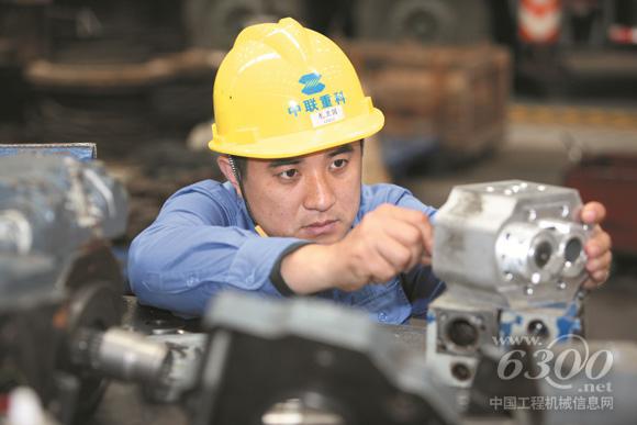 龙卫国正在对变量泵进行修理