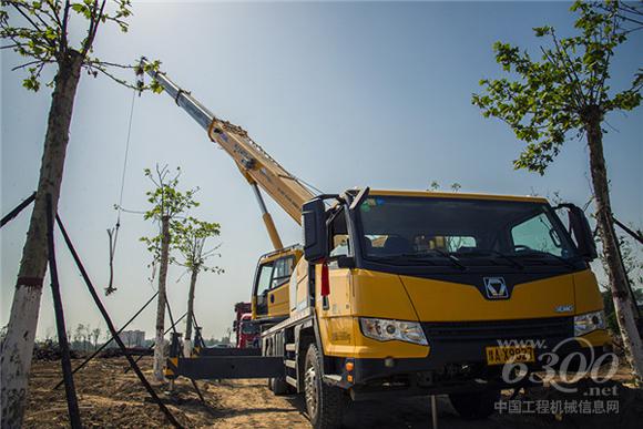 徐工XCT25起重机在植树