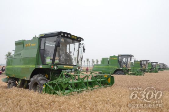 谷王小麦机提供高效麦收服务