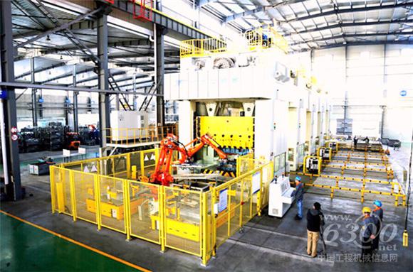 徐工XCT100起重机承担厂区车间内数控机床的安装工作