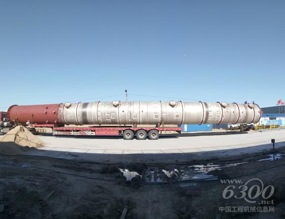 徐工XCA220全地面起重机将吊装的罐体