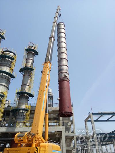 徐工XCA220全地面起重机正在吊装作业