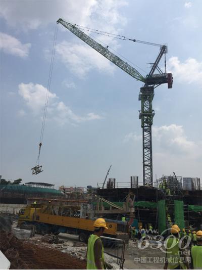 中联重科新涂装塔机L500在施工现场