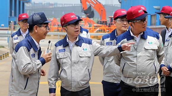 朴廷原会长叮嘱务必注重<a href=//product.d1cm.com/wajueji/ target=_blank>挖掘机</a>和<a href=//product.d1cm.com/zhuangzaiji/ target=_blank>装载机</a>的质量