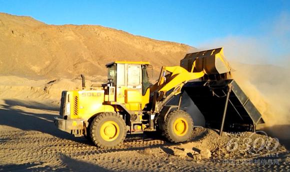 山东<a href=//product.d1cm.com/brand/sdlg/ target=_blank>临工</a>LG936L在沙漠金矿中进行上筛作业