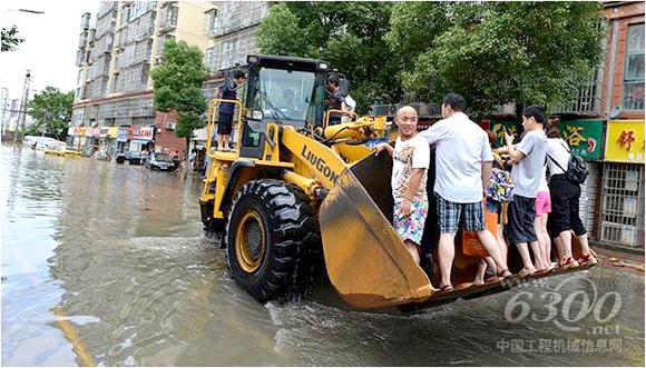 柳工<a href=//product.d1cm.com/zhuangzaiji/ target=_blank>装载机</a>运送灾区居民