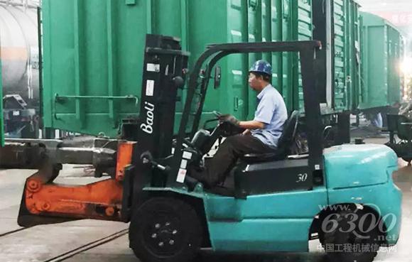 宝骊<a href=//product.d1cm.com/chache/ target=_blank>叉车</a>为天津车辆段车门整形