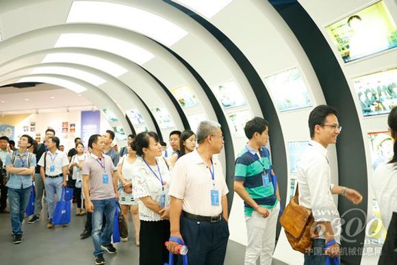 60多名设计师走进徐工,就徐工集团提出的环境清洁设备设计需求,进行了深入的交流和对接。