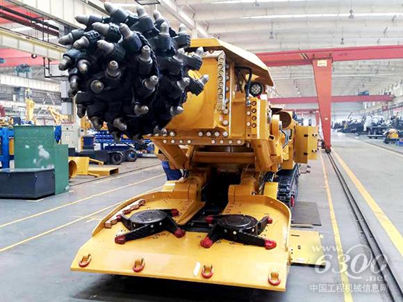 国内首台超窄机身悬臂式隧道掘进机XTR4/180在徐工基础工程机械公司下线