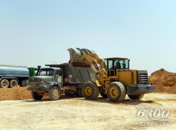 正在伊朗港口铲装沙土作业的<a href=//product.d1cm.com/brand/lovol/ target=_blank>雷沃</a><a href=//product.d1cm.com/zhuangzaiji/ target=_blank>装载机</a>
