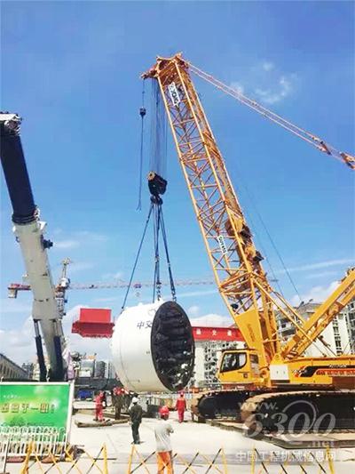 徐工400吨级<a href=//product.d1cm.com/lvdaidiao/ target=_blank>履带吊</a>与盾构机完美结合