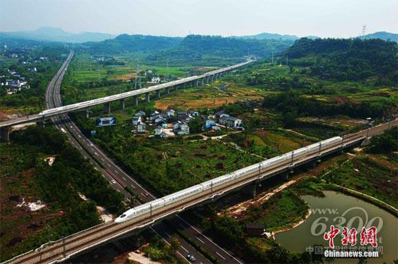 图为渝万高铁沿线。
