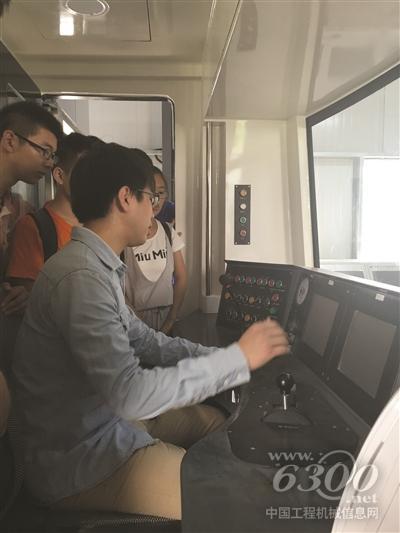 师生现场教学。郭靖宇 摄