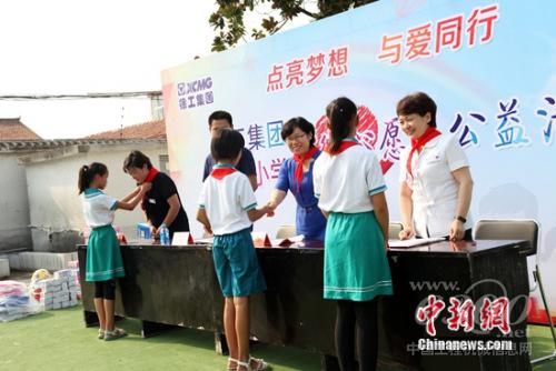 孩子们为徐工领导敬献红领巾