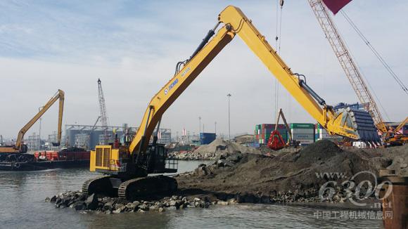 徐工XE1300C加长臂挖掘机投入智利港口建设