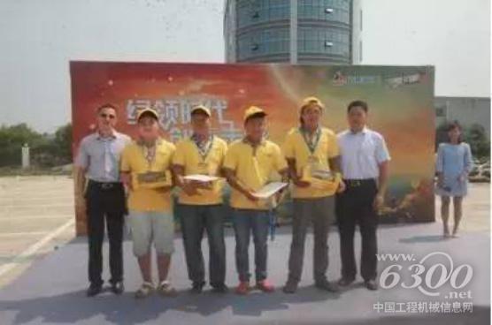 山东临工和南昌百瑞向晋级学员颁发奖品与邀请函