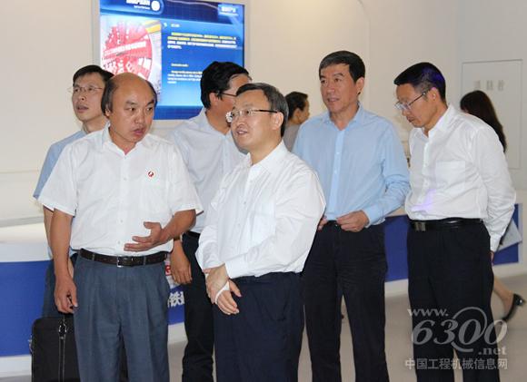 国家商务部副部长王受文莅临铁建重工新疆公司参观