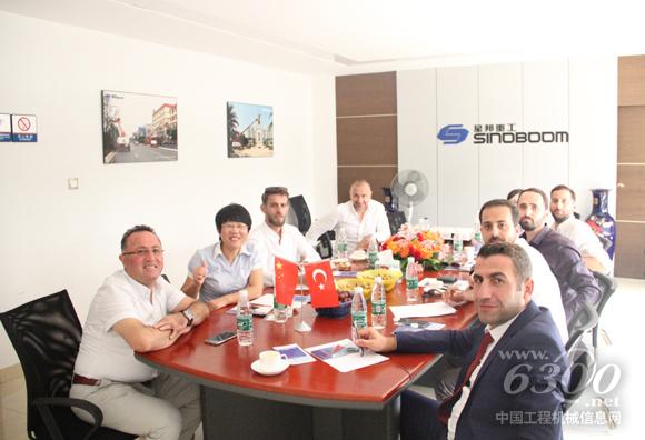 土耳其客户团与<a href=//product.d1cm.com/brand/xingbang/ target=_blank>星邦</a>重工总经理许红霞亲切交谈