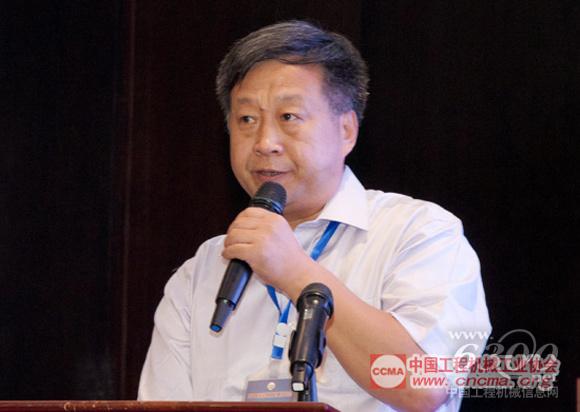 中国工程机械工业协会施工机械化分会会长刘子金作“创新发展机械化施工，促进施工技术进步”工作报告 