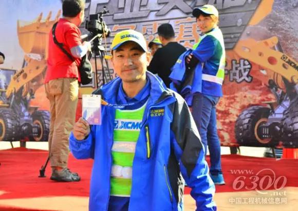 具有近20年装载机操作经验的老张