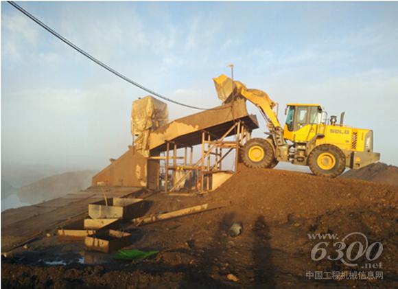 山东临工LG956L<a href=//product.d1cm.com/zhuangzaiji/ target=_blank>装载机</a>在金矿工作