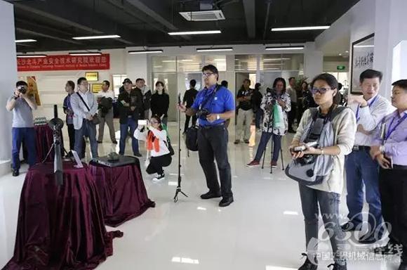 记者们聚焦湖南作为工业大省的智能成果与对接“一带一路”的实力（<a href=//photo.d1cm.com/ target=_blank>图片</a>来源：星辰在线）