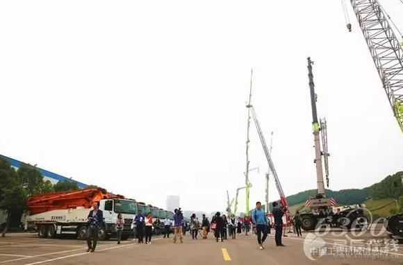 外国主流媒体记者走进<a href=//product.d1cm.com/brand/zoomlion/ target=_blank>中联</a>重科