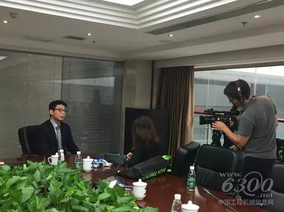 中联重科海外公司总经理助理陶思阳接受到访外媒记者的采访