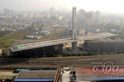 世界最重斜拉转体桥在菏泽成功“转身”