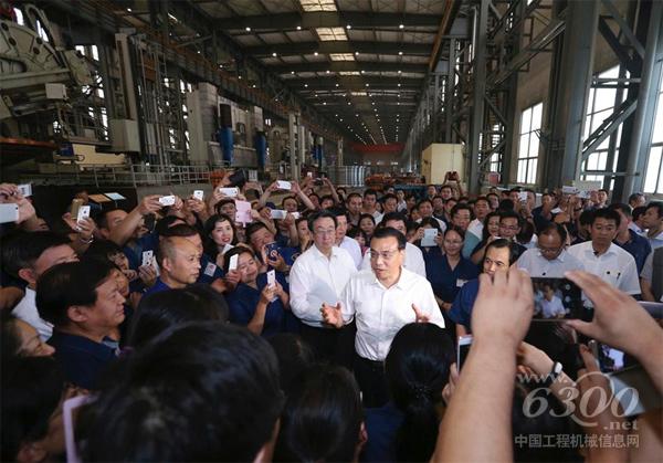 2015年9月23日，李克强在河南考察洛阳<a href=//news.d1cm.com/product target=_blank>矿山机械</a>厂