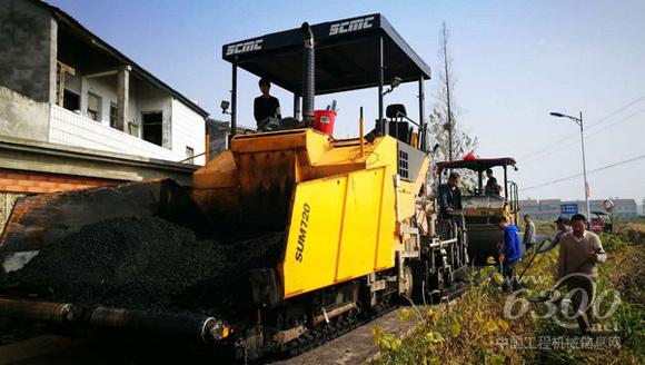 陕建机械SUM720<a href=//product.d1cm.com/liqingtanpuji/ target=_blank>摊铺机</a>支援襄阳新农村建设