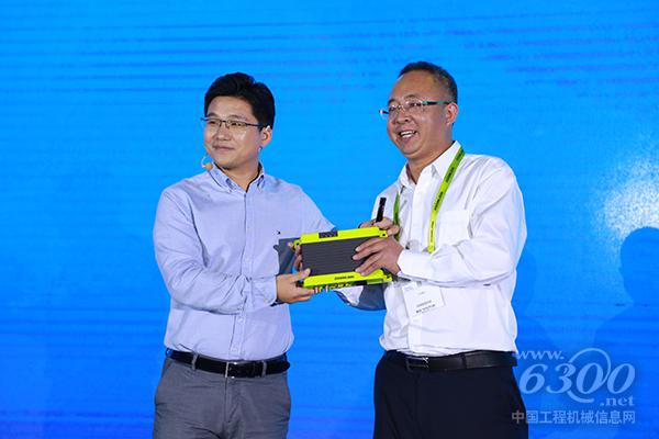 中联重科CIO沈闯向客户赠送中联盒子