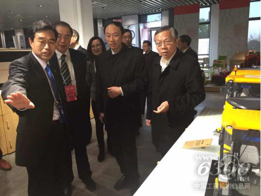 集团副总经理李锁云介绍工业设计研究成果