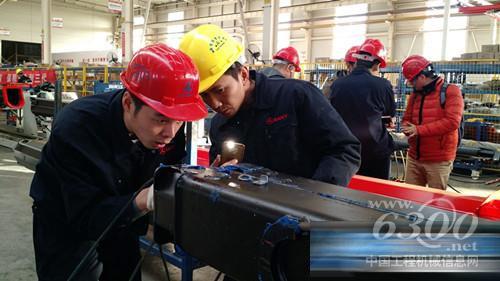 三一帕尔菲格特种车辆装备有限公司技术员正在测试折臂式<a href=//product.d1cm.com/suichediao/ target=_blank>随车起重机</a>零部件