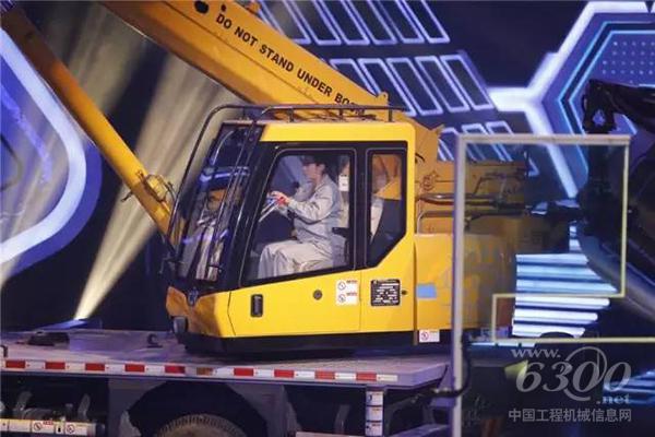 挑战者驾驶<a href=//product.d1cm.com/brand/liugong/ target=_blank>柳工</a>设备进行挑战