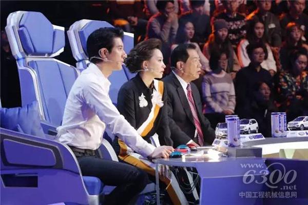 现场嘉宾目不转睛的观看挑战