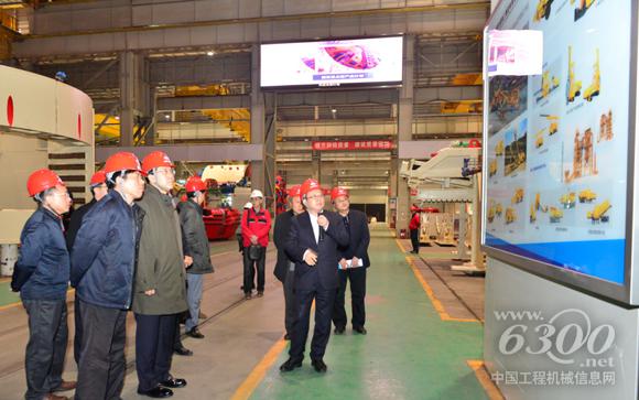刘飞香董事长向阴和俊副部长一行介绍铁建重工全电脑三臂凿岩台车