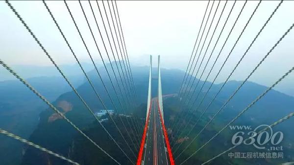 北盘江大桥由112对拉索拉起