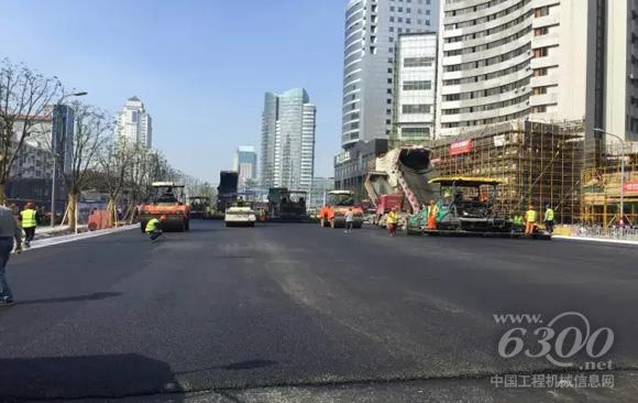 三一SAP240C-5沥青<a href=//product.d1cm.com/liqingtanpuji/ target=_blank>摊铺机</a>及两台SPR300-5胶轮压路机