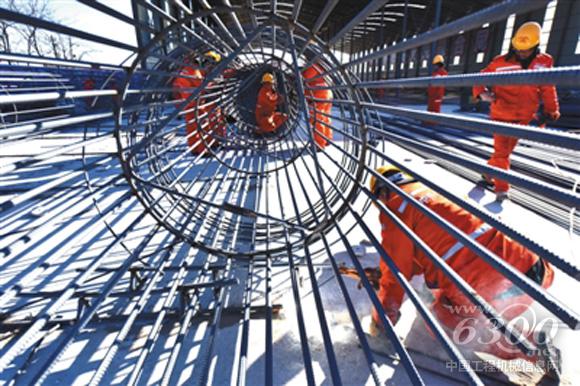 2月10日，南五环外，新机场高速公路工地，工人在施工。