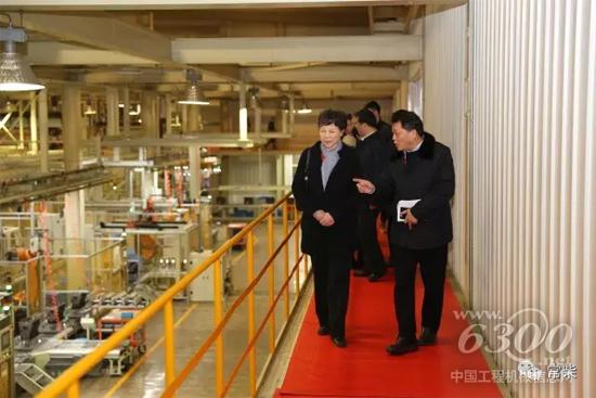 刘晓云副总经理（右）陪同中机联相关领导参观多缸机厂智能车间