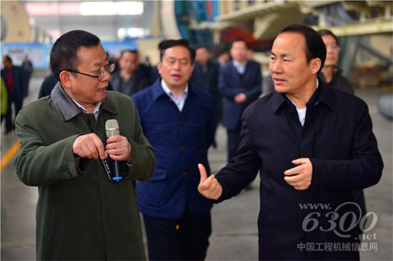 铁建重工董事长刘飞香热情接待到访的客人