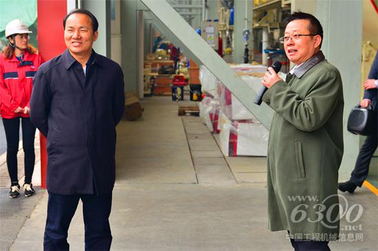 手持话筒现场当起了“解说员”