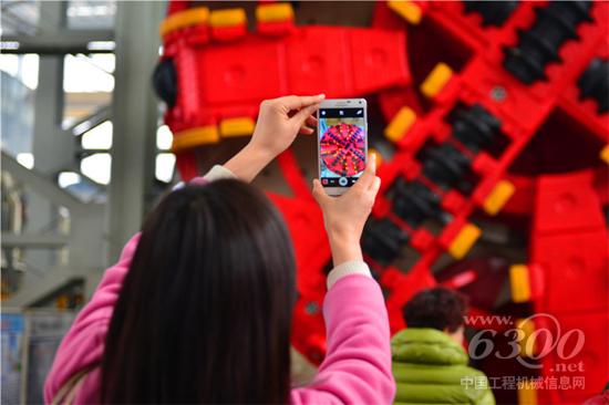 给庞然大物拍个照