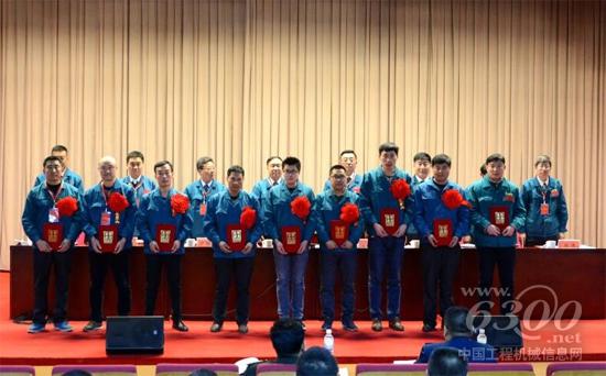 图为受表彰的先进到大会主席台领奖