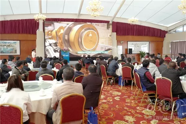 会场客户观看G一代起重机产品<a href=//video.d1cm.com target=_blank>视频</a>