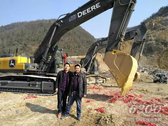 王老板(右)与约翰迪尔的工作人员在一起