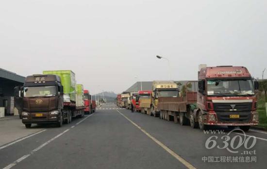 运输车辆排成长龙,等待中联重科烘干机装车发往市场